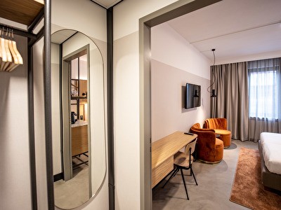 Full mirror and comfortable armchairs in Notiz Hotel Leeuwarden's Comfort Room type