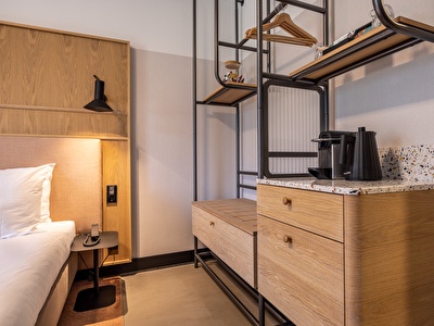 Comfortabel, modern ingerichte kamer met koffie- en theefaciliteiten en opbergruimte  in Notiz Hotel in het centrum van Leeuwarden. 