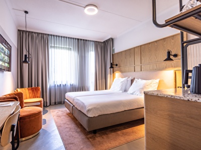 Comfortabel, modern ingerichte kamer met twee eenpersoonsbedden in Notiz Hotel in het centrum van Leeuwarden. 