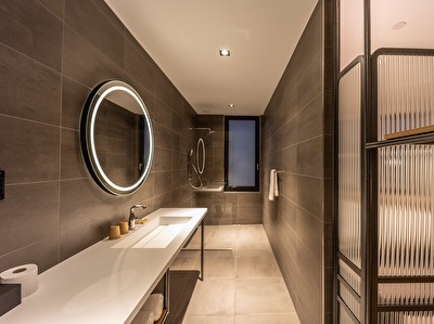 Luxurious and spacious bathroom of a Junior Suite with separate rain shower, speaker and a luminous mirror at Notiz Hotel Leeuwarden