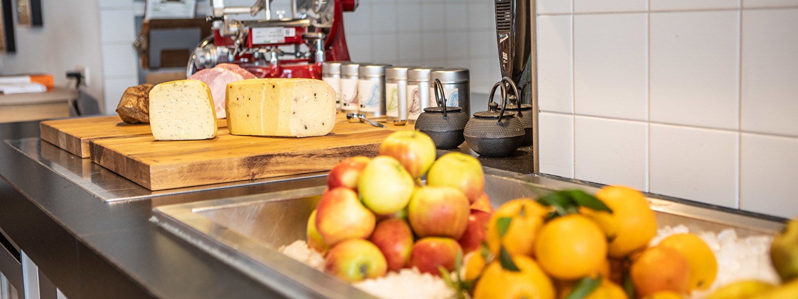 Frühstücksbuffet mit Käse und frischem Obst im Restaurant Wannee Leeuwarden