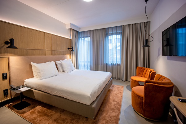 Spacious King size bed in Comfort Plus Notiz Hotel Leeuwarden