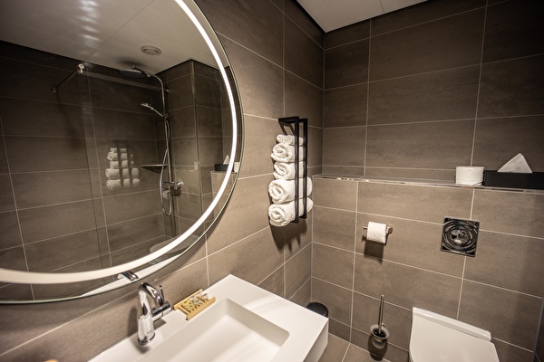 Luxuriöses Comfort Plus Badezimmer mit Regendusche und beleuchtetem Spiegel Notiz Hotel Leeuwarden