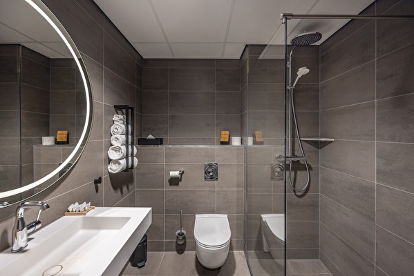 Luxuriöses Comfort Twin Badezimmer mit Regendusche und beleuchtetem Spiegel Notiz Hotel Leeuwarden