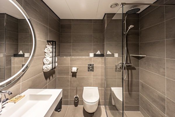 Family Apartment Badezimmer mit Regendusche und bleuchtetem Spiegel Notiz Hotel Leeuwarden