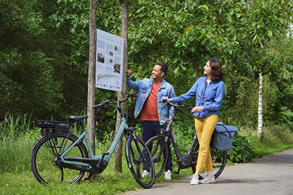 Radfahrer am historischen Wassertor in Sneek, Friesland – unterwegs auf einer malerischen Fahrradroute in den Niederlanden.