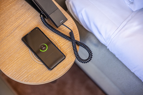 Geräumige und luxuriöse Junior Suite mit kabellosem Ladegerät im Nachttisch im Notiz Hotel Leeuwarden