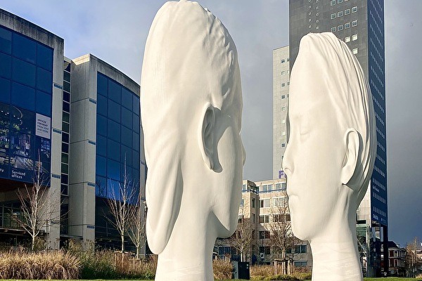LOVE standbeeld en Achmea Toren Leeuwarden