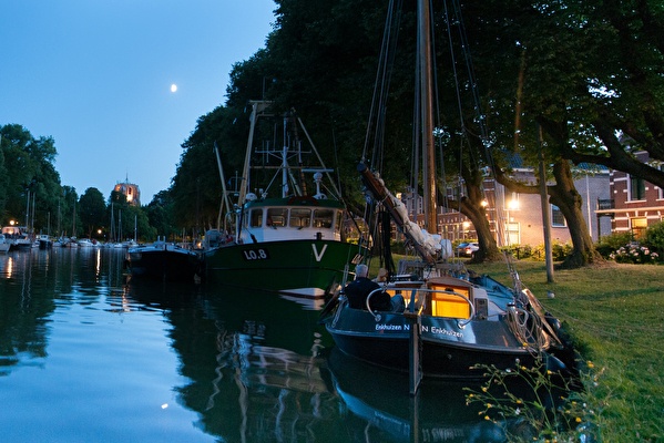 Boats in the water in Prinsentuin Leeuwarden