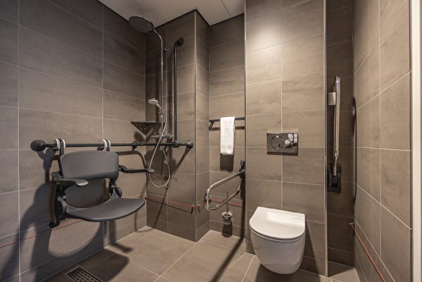 Rollstuhlgerechtes Badezimmer (Comfort Room) Notiz Hotel Leeuwarden