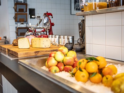 Frühstücksbuffet mit Käse und frischem Obst im Restaurant Wannee Leeuwarden